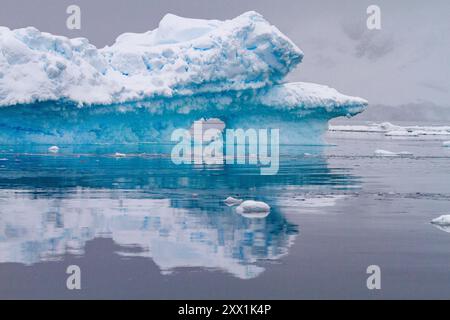 Icebergs près de la péninsule Antarctique pendant les mois d'été, Antarctique, Océan Austral, régions polaires Banque D'Images