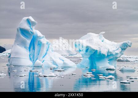 Icebergs près de la péninsule Antarctique pendant les mois d'été, Antarctique, Océan Austral, régions polaires Banque D'Images