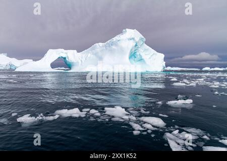 Icebergs près de la péninsule Antarctique pendant les mois d'été, Antarctique, Océan Austral, régions polaires Banque D'Images