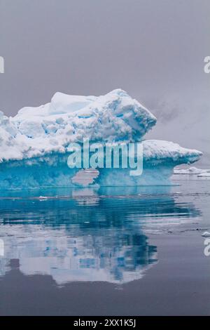 Icebergs près de la péninsule Antarctique pendant les mois d'été, Antarctique, Océan Austral, régions polaires Banque D'Images