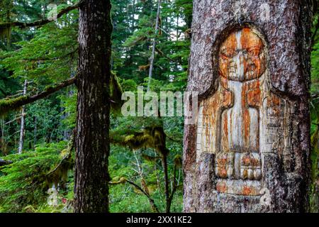 Une vue de la sculpture de l'aigle Tlingit à Bartlett Cove dans le parc national et réserve de Glacier Bay, dans le sud-est de l'Alaska Banque D'Images