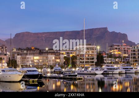 V&A (Victoria et Alfred) Waterfront et table Mountain au crépuscule, Cape Town, Western Cape Province, Afrique du Sud, Afrique Banque D'Images