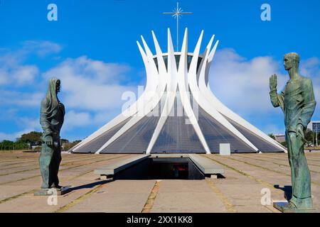 Luke et John the Evangelists statues d'Alfredo Ceschiatti et Dante Croce devant la cathédrale romaine de Brasilia, Brasilia, Brésil Banque D'Images