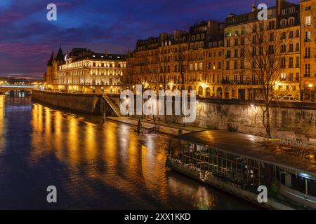La Conciergerie at Seine River, Ile de la Cité, Ile Saint-Louis, Paris, Ile de France, France, Europe Banque D'Images
