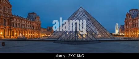 Pyramide au Musée du Louvre au crépuscule, Paris, Ile de France, France, Europe Banque D'Images