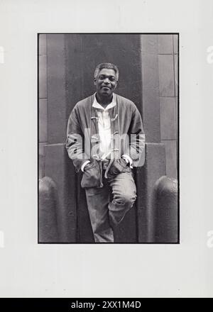 Une photo posée du batteur de jazz et éducateur Billy Hart. Tourné à l'extérieur sur le côté ouest de Lower manhattan en 1983. Une sortie d'un tournage de couverture pour le LP Oshumare. Banque D'Images