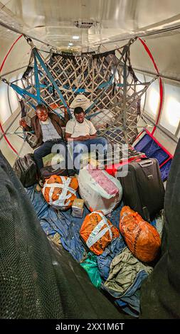 Passagers à l'arrière d'un avion cargo, Kindu, Maniema, République démocratique du Congo, Afrique Banque D'Images