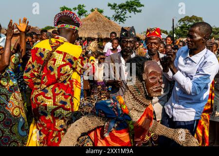 Chef tribal au sein de son peuple tribal, Tshikapa, Kasaï, République démocratique du Congo, Afrique Banque D'Images