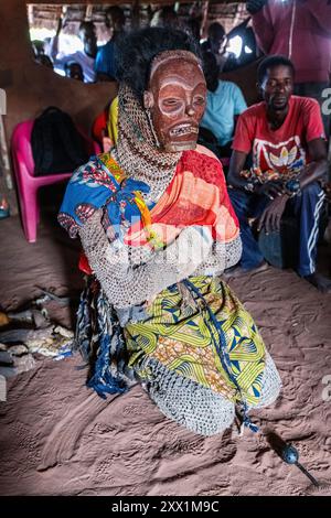 Homme masqué traditionnel, Tshikapa, Kasaï, République démocratique du Congo, Afrique Banque D'Images