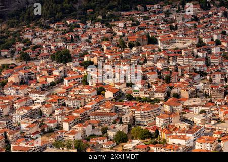 Vue à vol d'oiseau de la ville Kalabaka, Trikala, Thessalie, Grèce, Europe Banque D'Images