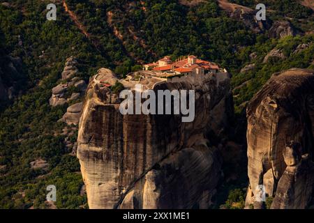 Vue des monastères des Météores, site du patrimoine mondial de l'UNESCO, Thessalie, Grèce, Europe Banque D'Images