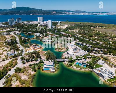 Drone aérien vue panoramique de Troia, une péninsule située dans la municipalité de Grandola, à côté de l'estuaire de la rivière Sado, Alentejo, Portugal, Europe Banque D'Images