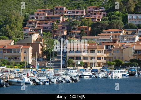 Vue sur la marina jusqu'au front de mer, maisons modernes accrochées à flanc de colline boisé au-delà, Palau, Sassari, Sardaigne, Italie, Méditerranée, Europe Banque D'Images