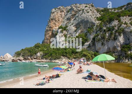 Touristes se relaxant sur la plage de sable, Cala Luna, Parc National du Golfe d'Orosei, Cala Gonone, Dorgali, Nuoro, Sardaigne, Italie, Méditerranée, Europe Banque D'Images