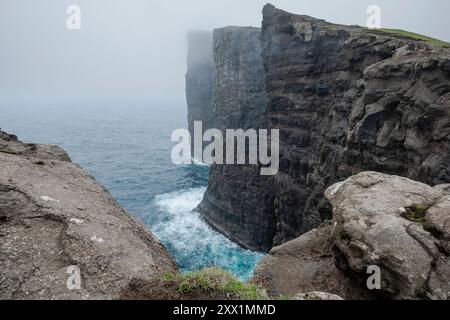 Une journée brumeuse dans les îles Féroé révèle les imposantes falaises de Traelanipa, les îles Féroé, le Danemark, l'Atlantique, l'Europe Banque D'Images