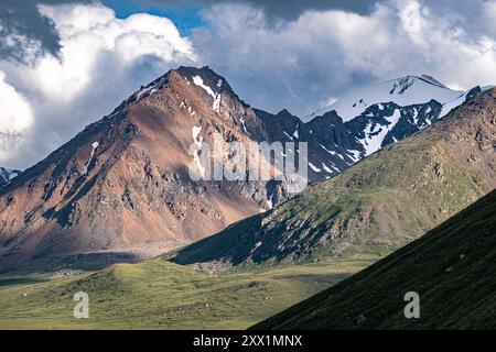 Majestueuses montagnes vertes entourant le lac de montagne Kol Ukok, Kirghizistan, Asie centrale, Asie Banque D'Images