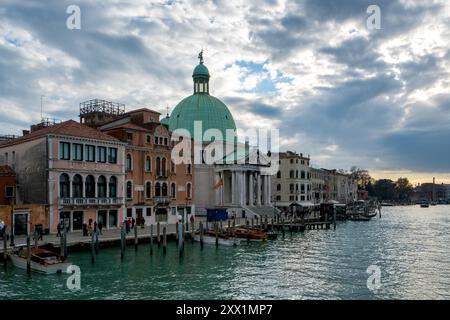 Église San Simeon Piccolo et maisons colorées sur le Grand canal vu du pont Scalzi, Venise, site du patrimoine mondial de l'UNESCO, Vénétie, Italie, Europe Banque D'Images