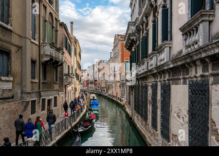 Venise rue pleine de touristes à côté d'un canal entre des maisons colorées et des bateaux, Venise, site du patrimoine mondial de l'UNESCO, Vénétie, Italie, Europe Banque D'Images