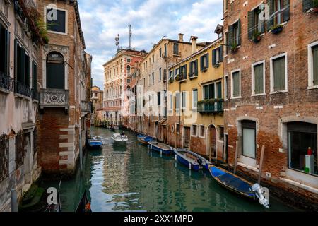 Canal de Venise avec gondoles traditionnelles et maisons colorées au coucher du soleil, Venise, site du patrimoine mondial de l'UNESCO, Vénétie, Italie, Europe Banque D'Images