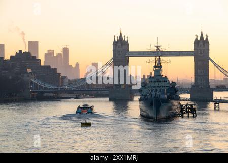 Tower Bridge et HMS Belfast au lever du soleil, River Thames, Londres, Angleterre, Royaume-Uni, Europe Banque D'Images