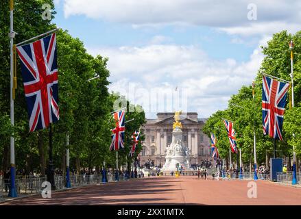 Vue le long du Mall vers Victoria Memorial et Buckingham Palace, Londres, Angleterre, Royaume-Uni, Europe Banque D'Images