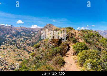 Sentier au site archéologique de Pisaq (Pisac), site du patrimoine mondial de l'UNESCO, Pisaq, Vallée sacrée, province d'Urubamba, région de Cusco (Cuzco), Pérou Banque D'Images