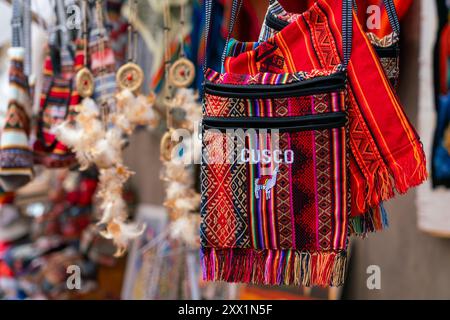 Gros plan de sacs à main colorés avec texte disant Cusco (Cuzco), marché de Pisac, Pisac, Vallée sacrée, province d'Urubamba, région de Cusco (Cuzco), Pérou Banque D'Images