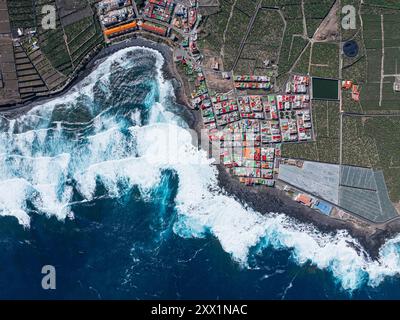 Vue aérienne verticale depuis le drone d'un petit village côtier aux toits colorés, Tenerife, îles Canaries, Espagne, Atlantique, Europe Banque D'Images