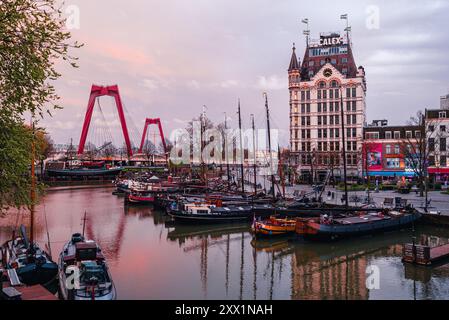 Coucher de soleil sur les gratte-ciel de la ville avec le Witte huis (Maison Blanche) et le vieux port, Rotterdam, Hollande du Sud, pays-Bas, Europe Banque D'Images