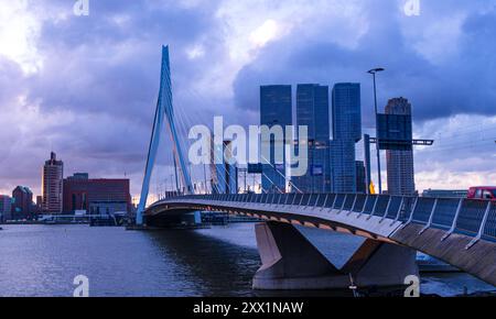 Heure bleue avec lumière du coucher du soleil et horizon moderne à River Mass avec Erasmus Bridge, Rotterdam, pays-Bas, Europe Banque D'Images