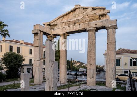 Vue de la porte d'Athéna Archegetis, sur le côté ouest de l'Agora romaine, avec un architrave sur quatre colonnes doriques de marbre pentélique, Athènes Banque D'Images