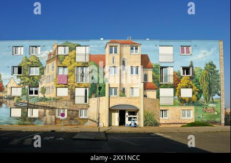 Fresques de Bel-Air (peintures murales), mairie abritant des bâtiments peints en trompe-l'oeil, Chartres, Eure-et-Loir, région Centre-Val de Loire Banque D'Images