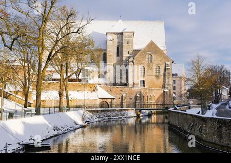 Église collégiale d'Andre sur la rive de l'Eure en hiver, Chartres, Eure-et-Loir département, région Centre-Val-de-Loire, France, Europe Banque D'Images