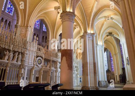 Ambulatoire et sculptures de l'écran monumental autour du chœur, Cathédrale notre-Dame de Chartres, Chartres, Eure-et-Loir Banque D'Images