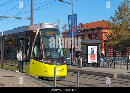 Arrêt de tram devant la gare Saint-Etienne-Chateaucreux, Saint-Etienne, département de la Loire, région Auvergne-Rhône-Alpes, France, Europe Banque D'Images
