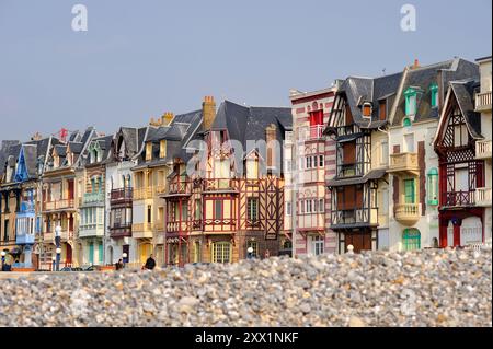 Villas en bord de mer vues depuis la plage de galets, mers-les-bains, somme Department, Picardie region, France, Europe Banque D'Images