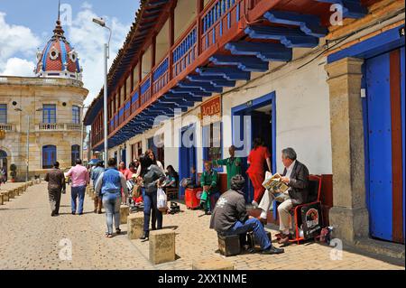 Bâtiments de style colonial espagnol entourant la place principale de Zipaquira, département de Cundinamarca, Savannah de Bogota, Colombie, Amérique du Sud Banque D'Images