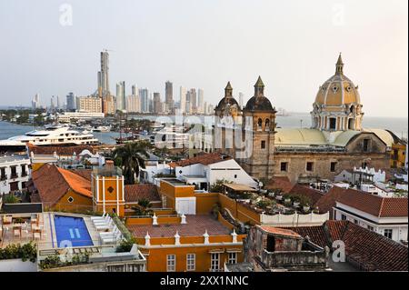 Vue vers l'église de San Pedro Claver, depuis le sommet de l'hôtel Movich dans la ville coloniale fortifiée du centre-ville, Carthagène, Colombie Banque D'Images