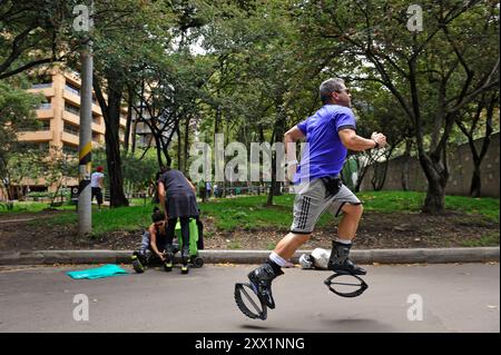 Homme faisant l'entraînement de saut de kangoo, zone Zona Rosa, Bogota, Colombie, Amérique du Sud Banque D'Images