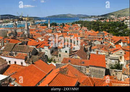 La vieille ville vue depuis le clocher de la cathédrale de préparé Lawrence, Trogir, site du patrimoine mondial de l'UNESCO, près de Split, Croatie, Europe du Sud-est Banque D'Images