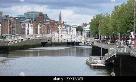 Pont Ha'Penny sur la rivière Liffey, Dublin, République d'Irlande, Europe Banque D'Images