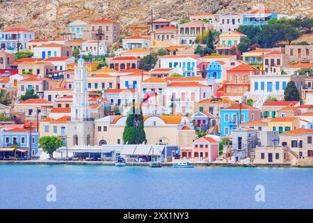Vue du port d'Emporio et l'église Saint-Nicolas au loin, Emporio, île de Halki, îles du Dodécanèse, îles grecques, Grèce, Europe Banque D'Images