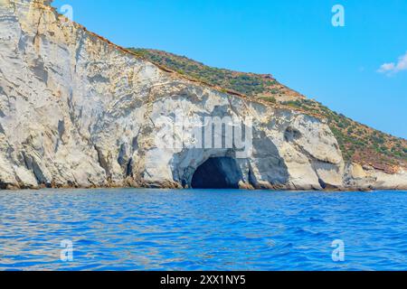 Côte sud, formations marines et rocheuses, Kleftiko, île de Milos, îles Cyclades, îles grecques, Grèce, Europe Banque D'Images