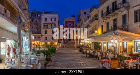 Vue des restaurants de la place Mitropolis, vieille ville de Corfou au crépuscule, site du patrimoine mondial de l'UNESCO, Corfou, mer Ionienne, îles grecques, Grèce, Europe Banque D'Images