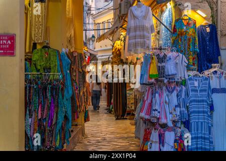 Vue des magasins dans la vieille ville de Corfou au crépuscule, Corfou, mer Ionienne, îles grecques, Grèce, Europe Banque D'Images