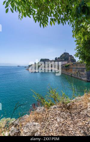 Vue de la vieille forteresse de Corfou dans la ville de Corfou, site du patrimoine mondial de l'UNESCO, Corfou, mer Ionienne, îles grecques, Grèce, Europe Banque D'Images