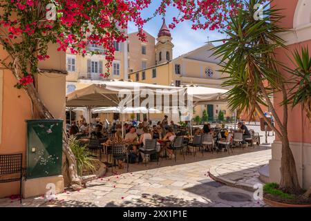 Vue du café restaurant à Plakada t' Agiou Spiridona Square, Corfou vieille ville, Corfou, les îles Ioniennes, les îles grecques, Grèce Banque D'Images