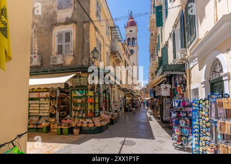 Vue des magasins et de la Sainte église de Saint Spyridon, vieille ville de Corfou, site du patrimoine mondial de l'UNESCO, Corfou, les îles Ioniennes, les îles grecques, Grèce, Europe Banque D'Images