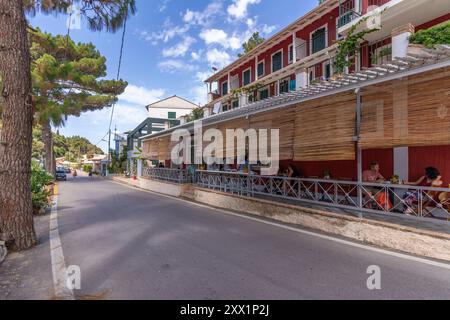 Vue du restaurant sur la rue principale à Palaiokastritsa, Palaiokastritsa, Corfou, mer Ionienne, îles grecques, Grèce, Europe Banque D'Images