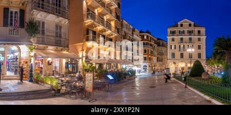 Vue des restaurants et des bars dans pot Throwing (Botides) au crépuscule, Corfou ville, Corfou, mer Ionienne, îles grecques, Grèce, Europe Banque D'Images